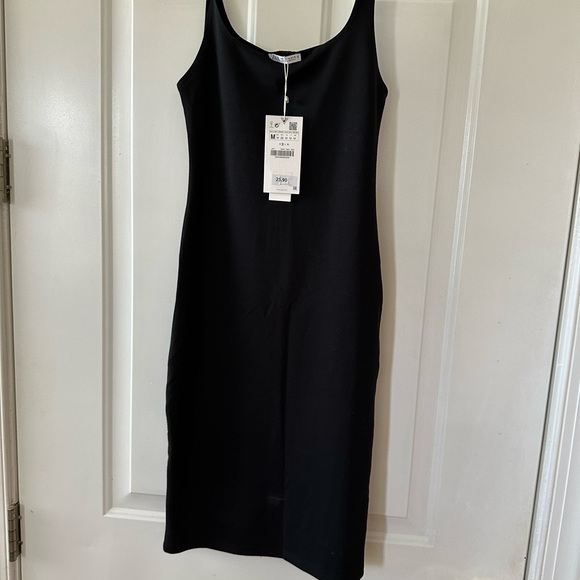 Size is medium, but fit for size 4 - Picture 1 of 4